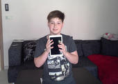 Jakub z rozbaleným tabletem od T-mobile