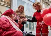 Charitní zaměstnanci a dobrovolníci v ulicích Brna
