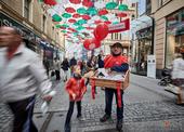Charitní zaměstnanci a dobrovolníci v ulicích Brna