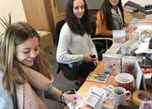 Studentky z Obchodní akademie Brno kompletovaly dárky na akci