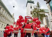 Charitní zaměstnanci a dobrovolníci v ulicích Brna