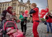 Charitní zaměstnanci a dobrovolníci v ulicích Brna